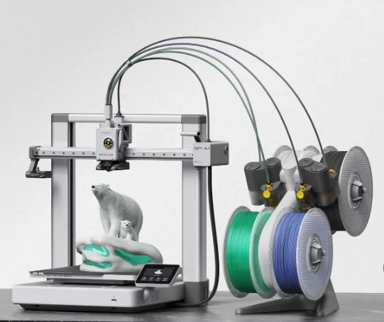 Impressora 3D Bambu Lab A1 imprimindo uma escultura de urso polar, com o AMS Lite e quatro rolos de filamento ao lado