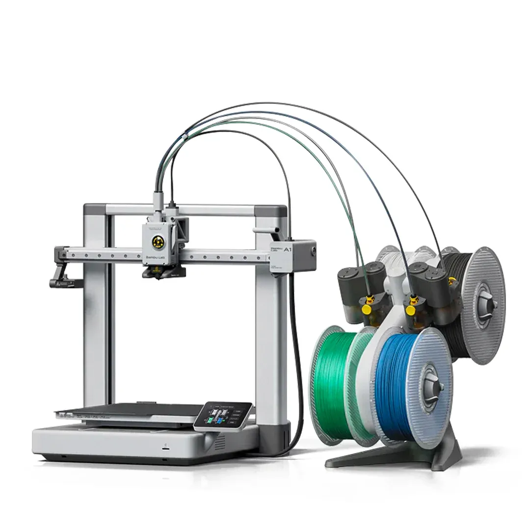 Impressora 3D Bambu Lab A1 Combo com o AMS Lite ao lado, quatro rolos de filamento e os tubos que levam cada cor até o bico