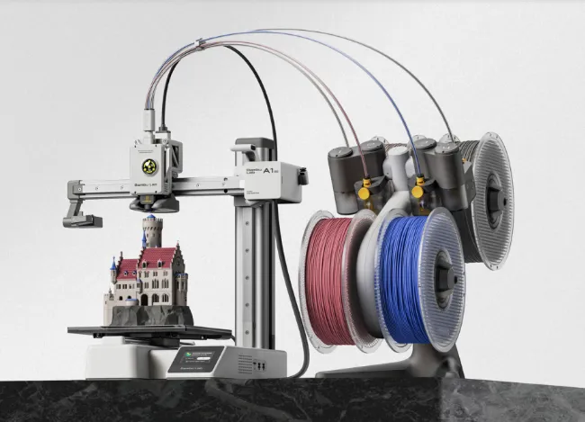 Impressora 3D Bambu Lab A1 Mini Combo com o AMS Lite ao lado, quatro rolos de filamento e os tubos que levam cada cor até o bico