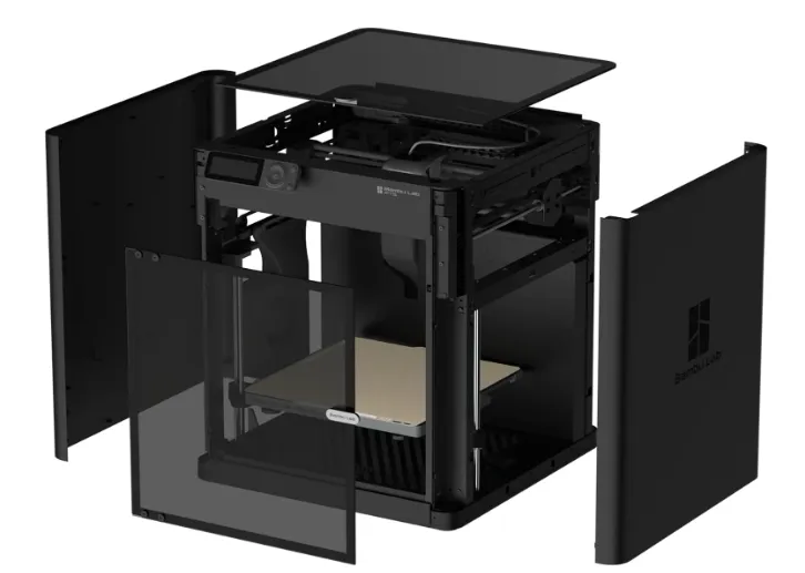 Impressora 3D Bambu Lab P1S com os painéis laterais, a tampa e a porta de vidro separados, mostrando a estrutura interna fechada