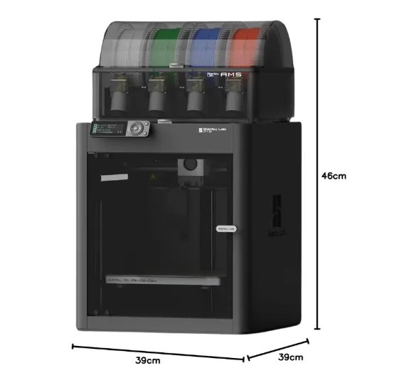 Impressora 3D Bambu Lab P1S com o AMS de quatro cores em cima, com as medidas externas de 39 cm de largura, 39 cm de profundidade e 46 cm de altura
