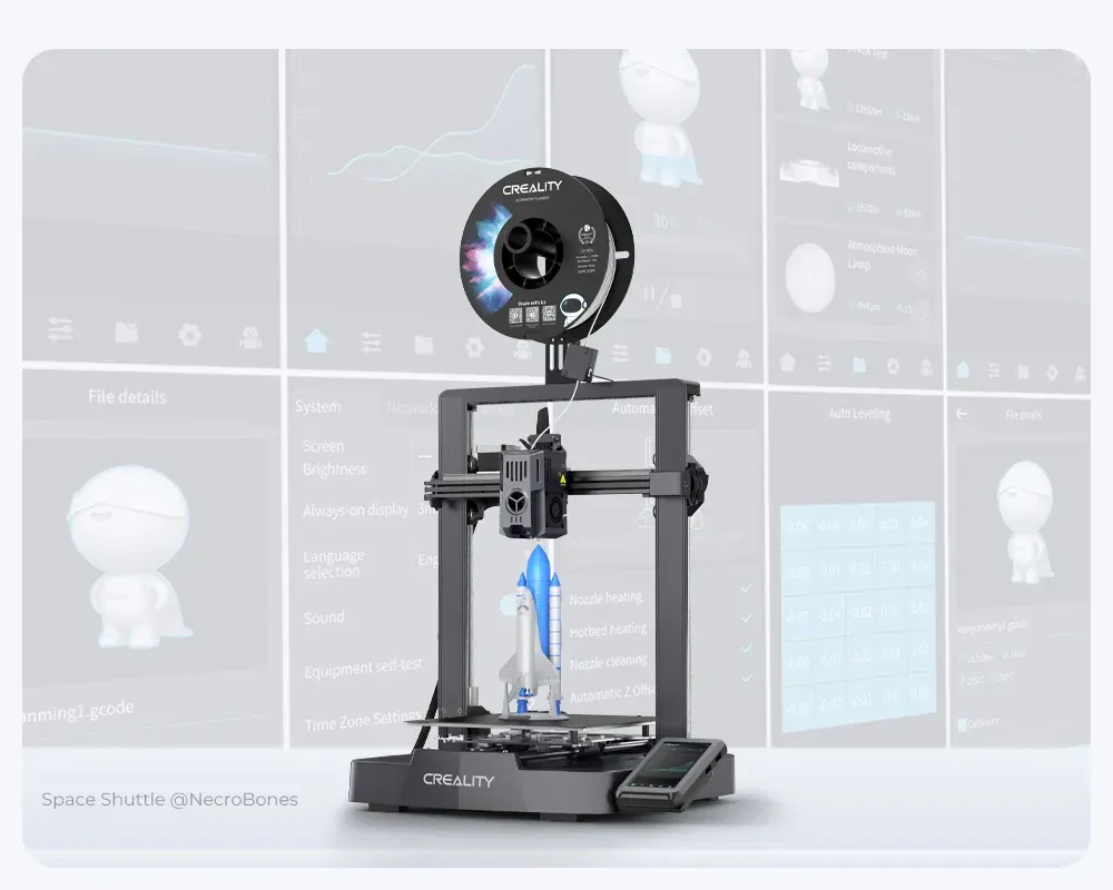 Impressora 3D Creality Ender 3 V3 KE fazendo o autoteste, com as telas de nivelamento automático e aquecimento ao fundo