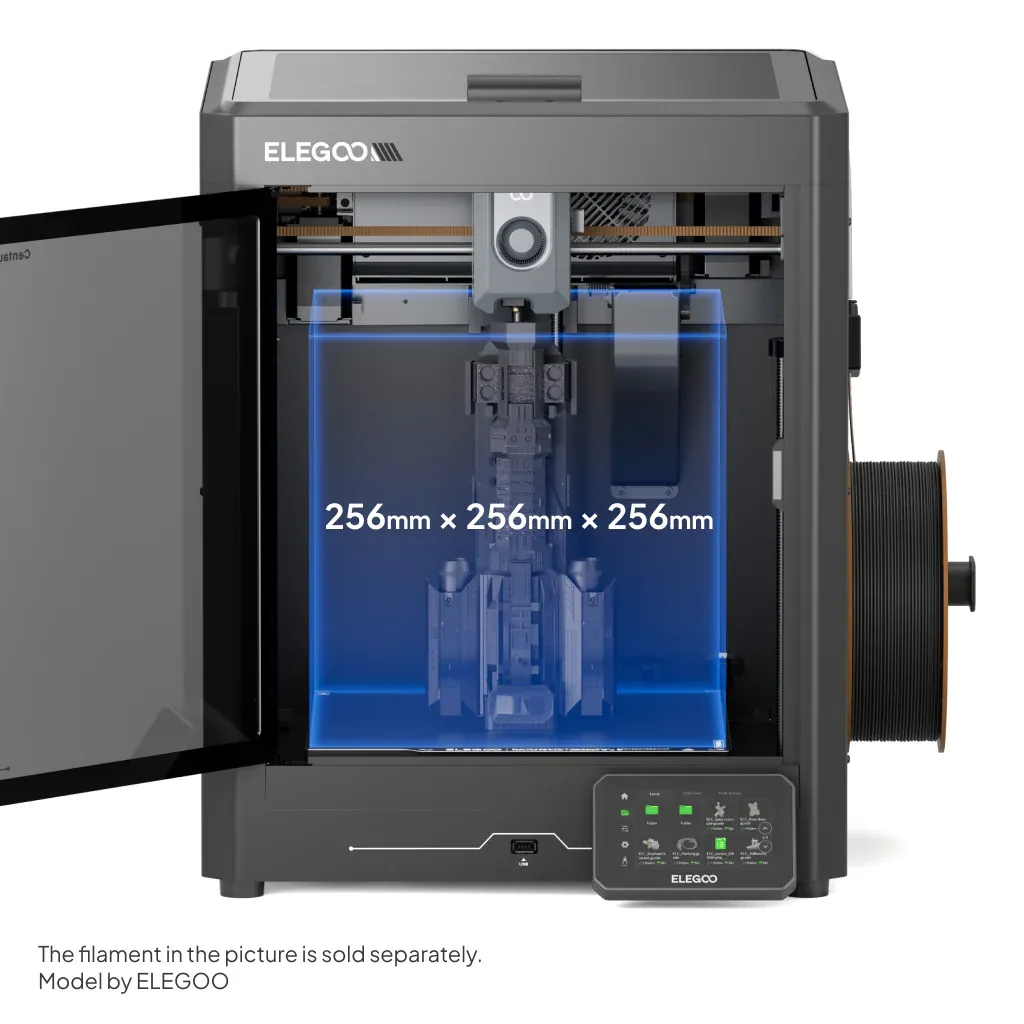 Interior da impressora 3D Elegoo Centauri Carbon com a porta aberta, o cubo de 256 mm de área de impressão em destaque e o rolo de filamento na lateral