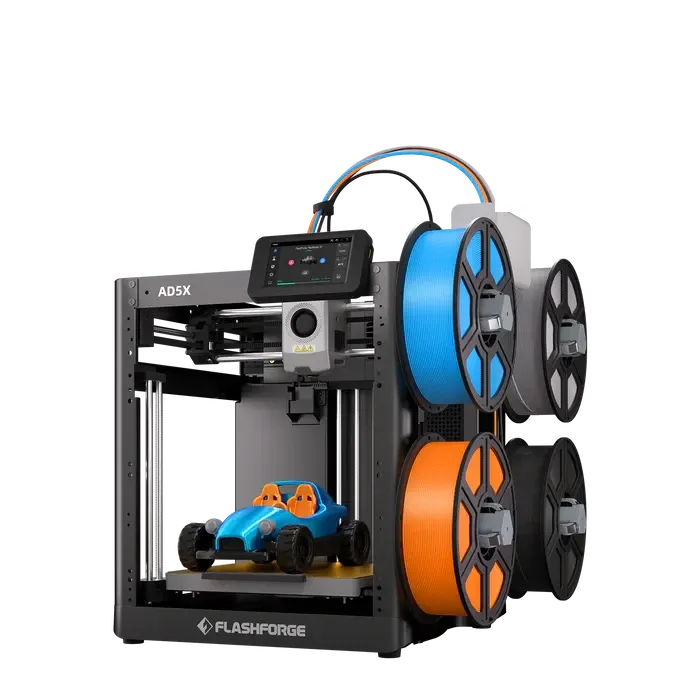 Impressora 3D Flashforge AD5X com os quatro rolos montados e um carrinho de brinquedo impresso em azul sobre a mesa